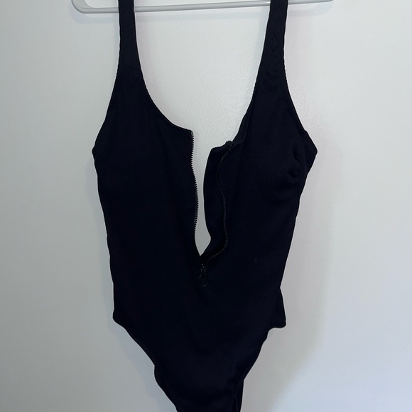 Black textured one piece swimsuit - Picture 6 of 8